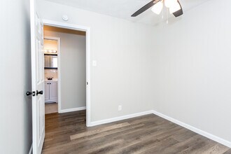 827 W Monterey St in Denison, TX - Building Photo - Interior Photo