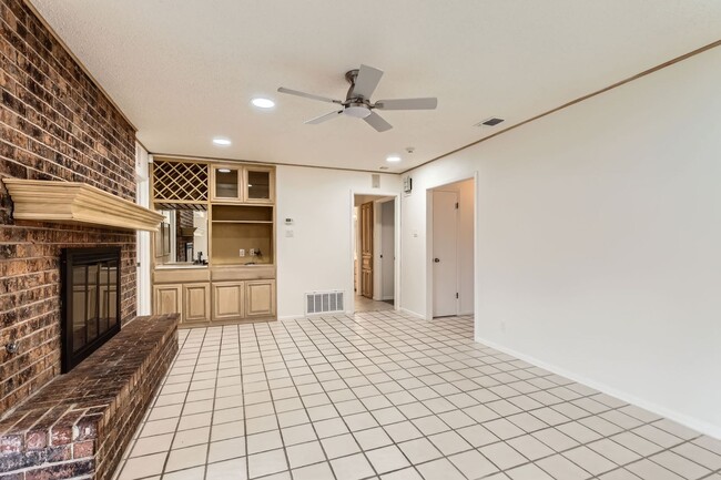 6614 Madeleine Dr in San Antonio, TX - Building Photo - Building Photo