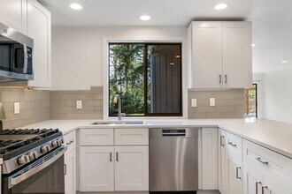 2217 Sahalee Dr W in Sammamish, WA - Building Photo - Building Photo