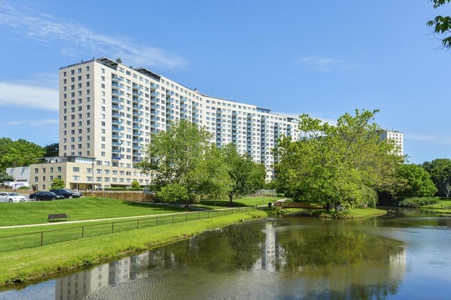 10416 Rockville Pike, Unit Studio Efficiency in North Bethesda, MD - Building Photo - Building Photo