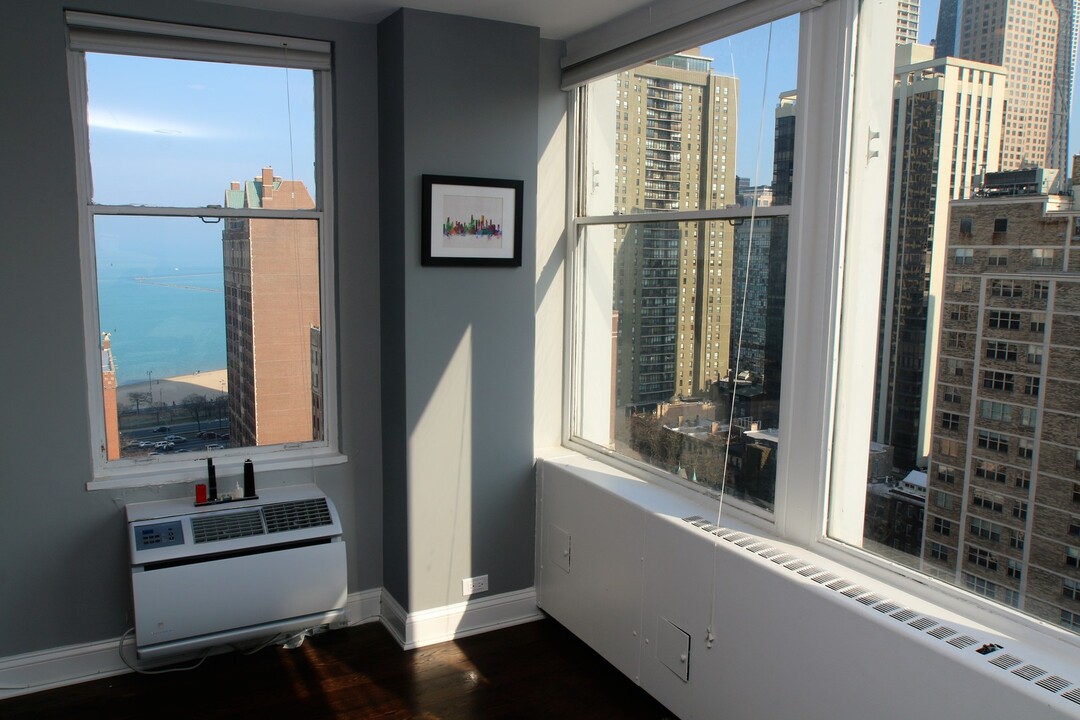 30 E Elm St in Chicago, IL - Building Photo