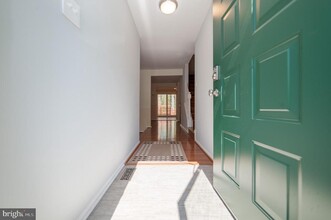 5725 Walnut Wood Ln in Burke, VA - Building Photo - Building Photo
