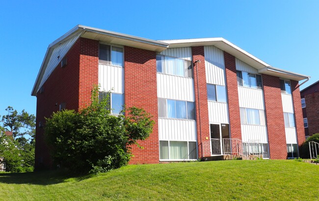 1810 A Ave NE in Cedar Rapids, IA - Foto de edificio - Building Photo