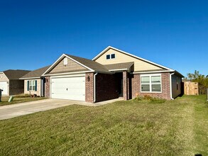 530 Woodcreek Lp in Lowell, AR - Building Photo - Building Photo