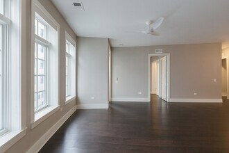 2050 N Clark St, Unit 403 in Chicago, IL - Building Photo - Building Photo