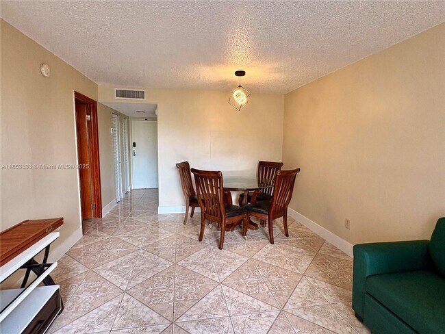 14501 N Kendall Dr in Miami, FL - Building Photo - Building Photo