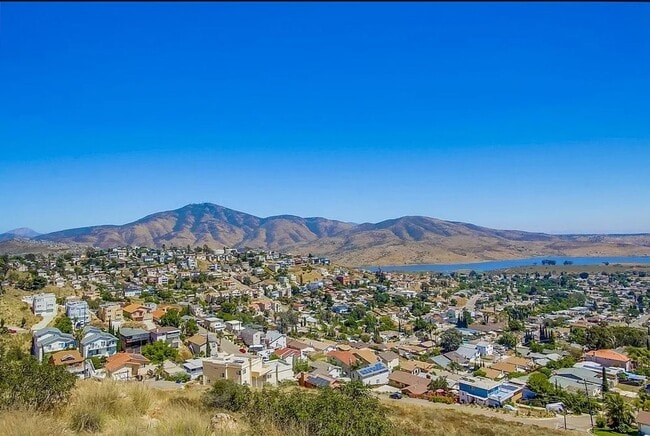 1503 Maria Ave in Spring Valley, CA - Foto de edificio - Building Photo