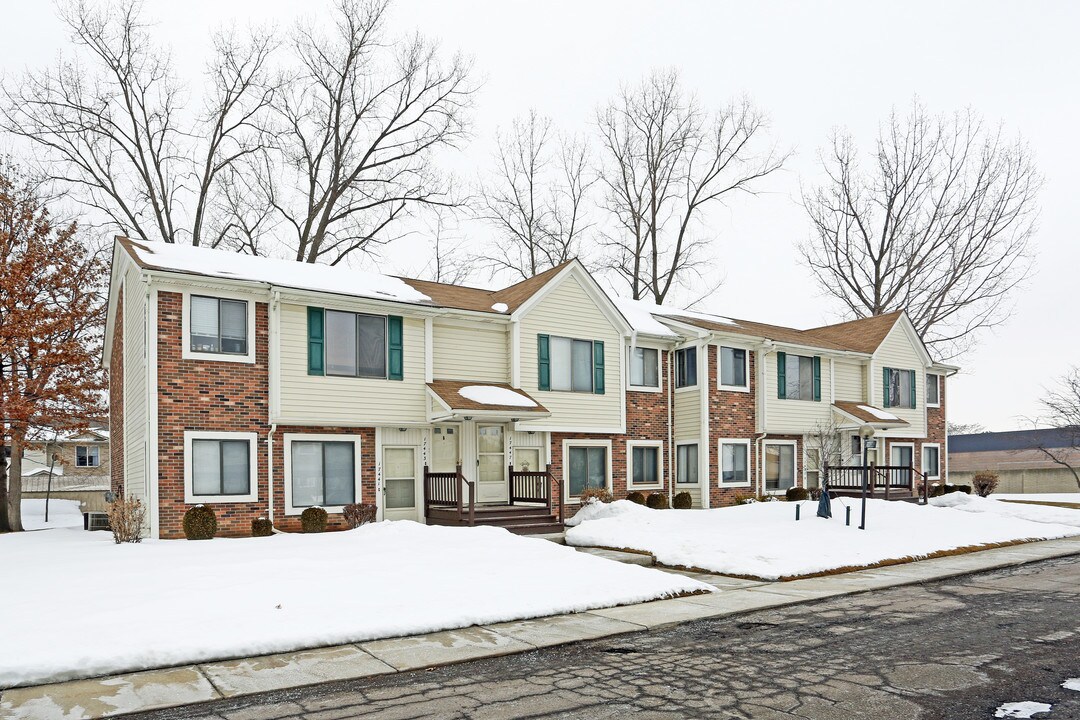 Utica Oaks in Roseville, MI - Building Photo