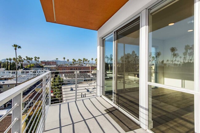 property at 453 S Kenmore Ave