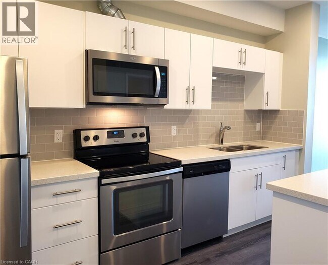 690 King St W in Waterloo, ON - Building Photo - Building Photo