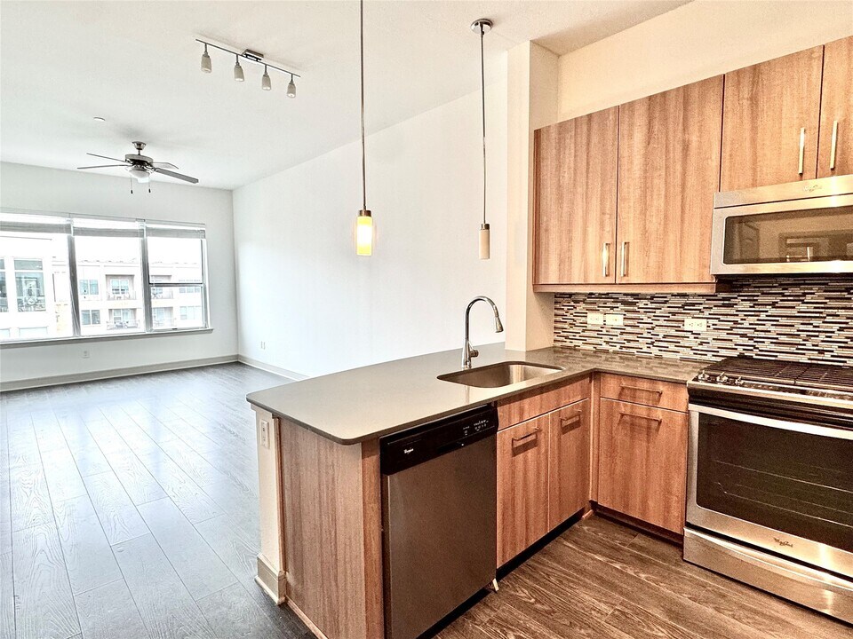 2111 Westheimer Rd in Houston, TX - Building Photo