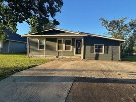324 Azalea St in Lake Jackson, TX - Building Photo