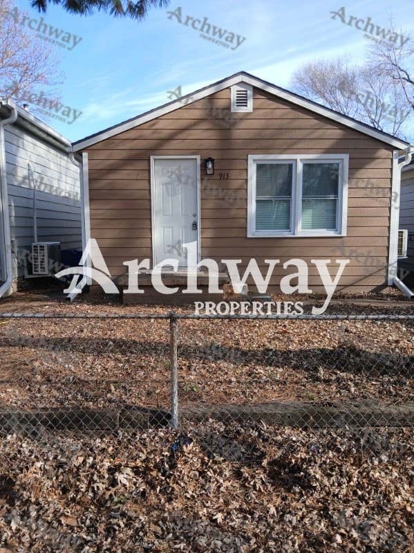 property at 913 S 11th St