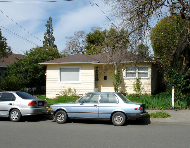 207 Benton St in Santa Rosa, CA - Foto de edificio - Building Photo