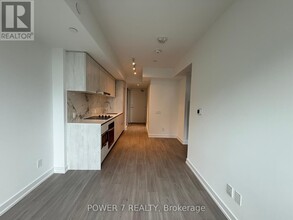 8-2808 Wellesley St W in Toronto, ON - Building Photo - Building Photo