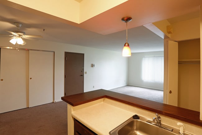 Centurion House Apartments in Toledo, OH - Building Photo - Building Photo