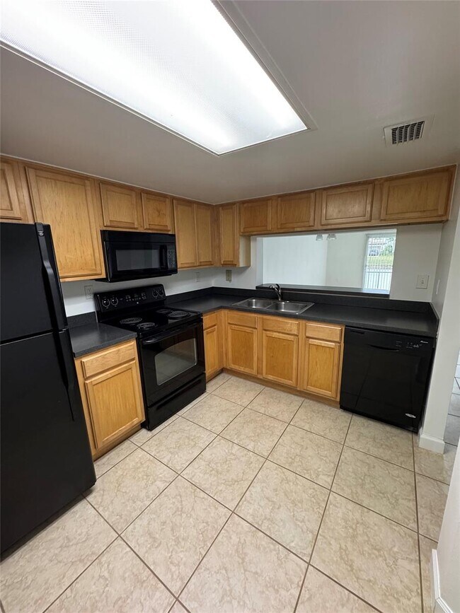 551 SW 113th Way, Unit 551 in Pembroke Pines, FL - Foto de edificio - Building Photo