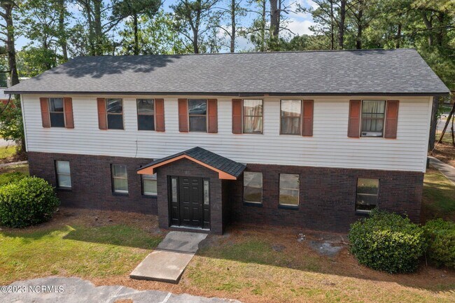 110 Ravenwood Dr-Unit -B in Jacksonville, NC - Building Photo - Building Photo