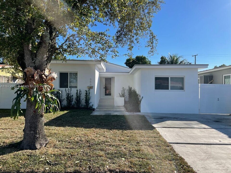 556 E 12th St in Hialeah, FL - Building Photo