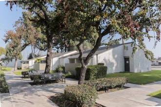 Placita Park in Santa Fe Springs, CA - Foto de edificio - Building Photo
