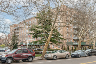 Heritage House East in Howard Beach, NY - Building Photo - Building Photo