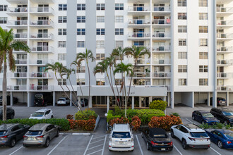 Plaza Towers South in Hallandale Beach, FL - Building Photo - Building Photo