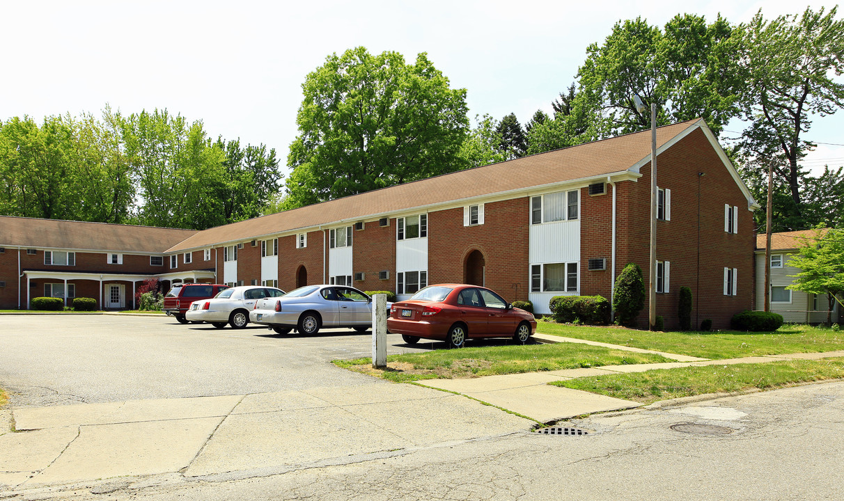 Colonial Village in Painesville, OH - Building Photo