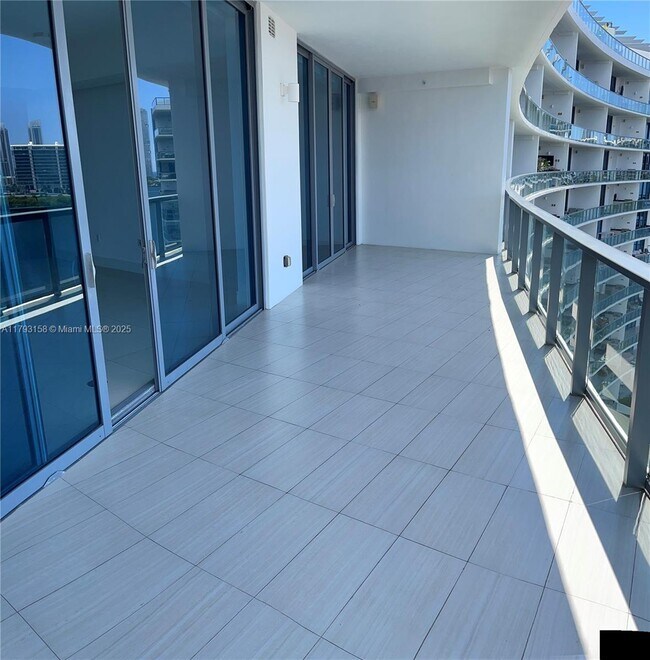 3250 NE 188th St, Unit 902 in Aventura, FL - Building Photo - Building Photo
