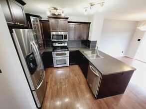 3209 Whitelaw Dr NW in Edmonton, AB - Building Photo - Building Photo