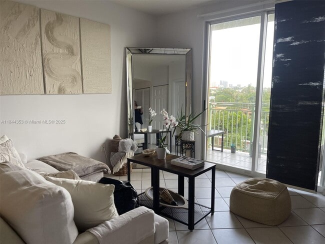 3500 Coral Way, Unit 709 in Coral Gables, FL - Foto de edificio - Building Photo