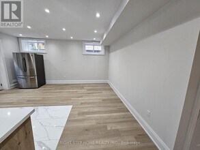 41 Sugarbush Square in Toronto, ON - Building Photo - Building Photo