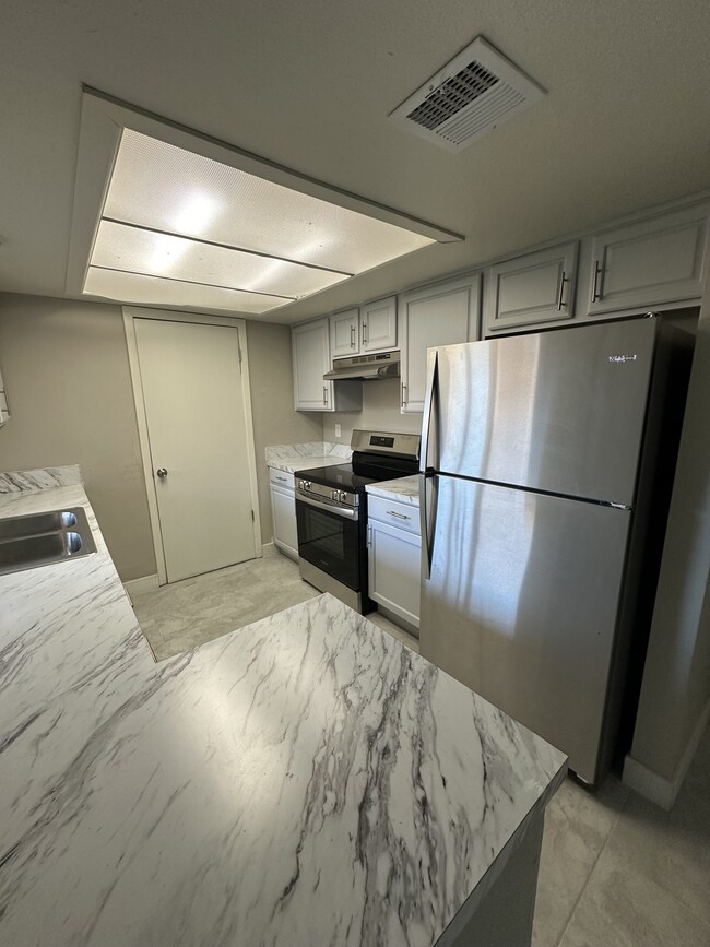 6944 W Monterosa Cir in Phoenix, AZ - Building Photo - Building Photo