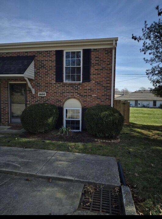 1400 Hartland Woods Way in Lexington, KY - Building Photo