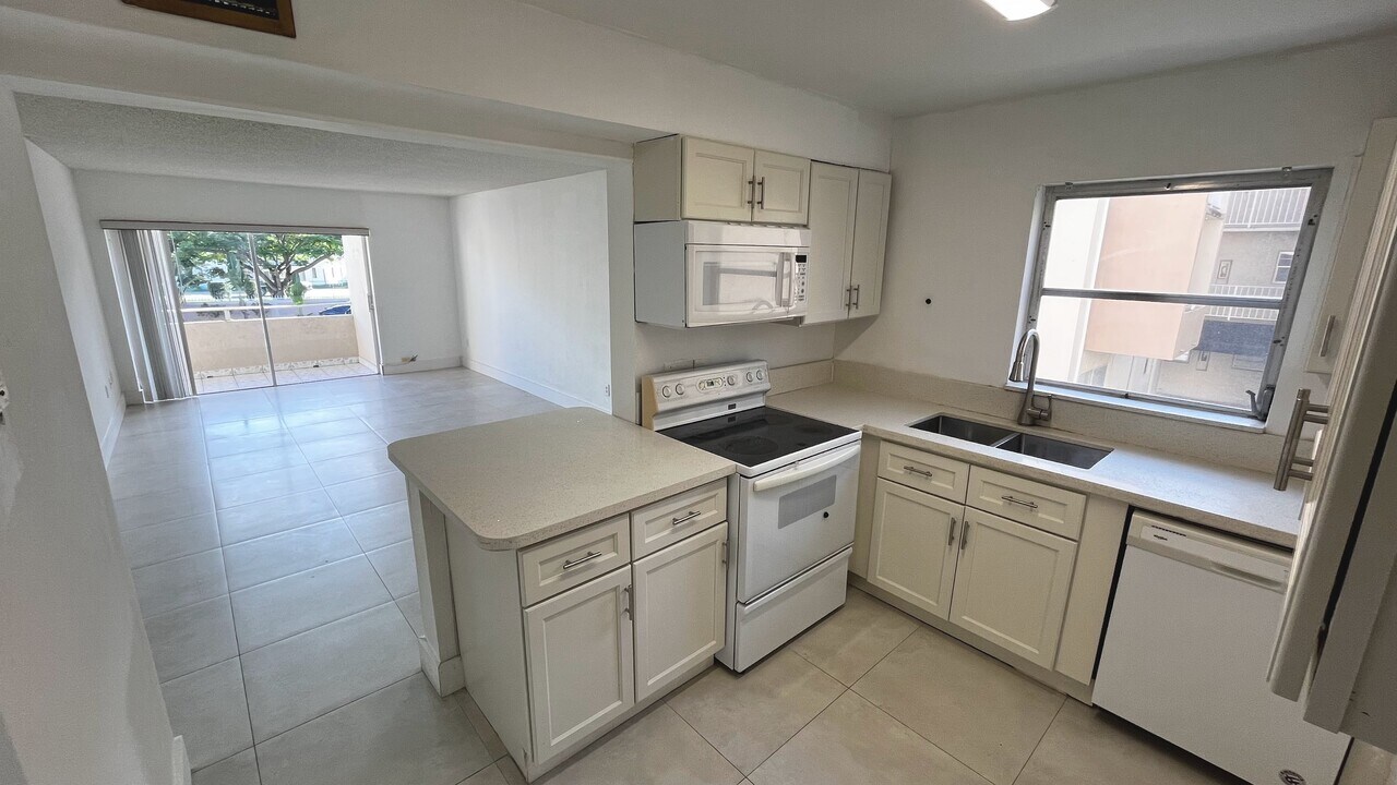 7745 SW 86th St, Unit D221 in Miami, FL - Building Photo