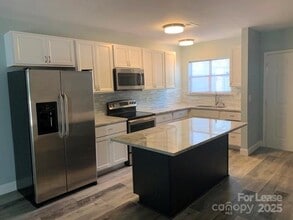 7332 Mdw Gln Dr in Mint Hill, NC - Foto de edificio - Building Photo