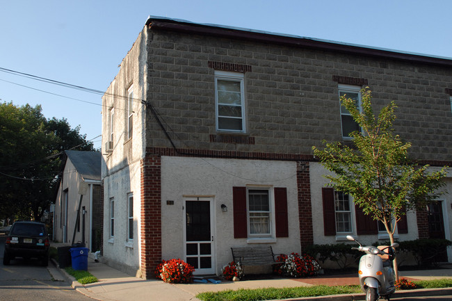 31 Elm St in Lambertville, NJ - Foto de edificio - Building Photo