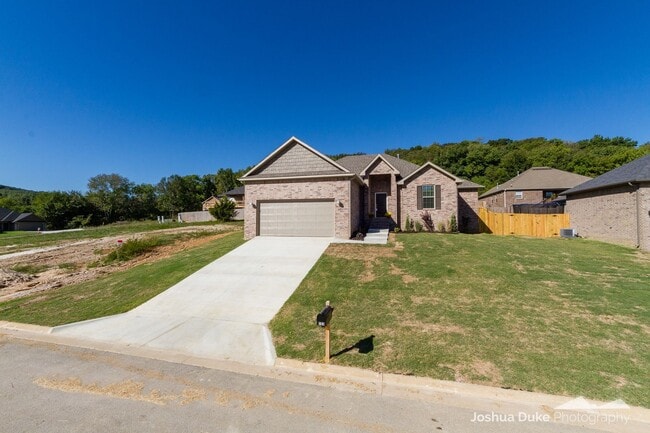 703 E Thornstone Ave in West Fork, AR - Foto de edificio - Building Photo