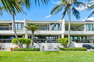 2335 S Ocean Blvd in Palm Beach, FL - Building Photo - Building Photo