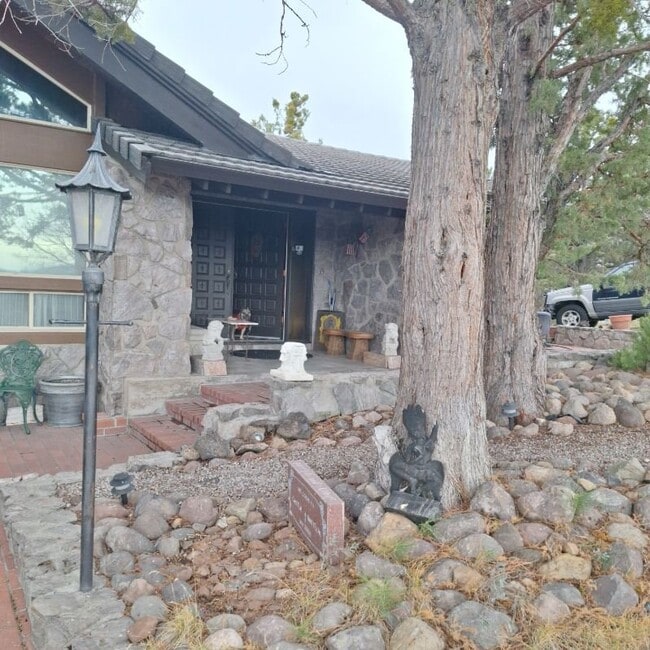 5137 Hill Dr in Weed, CA - Foto de edificio - Building Photo