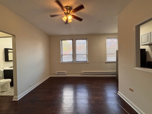 3346 N Marshfield Ave, Unit 102 in Chicago, IL - Building Photo - Building Photo