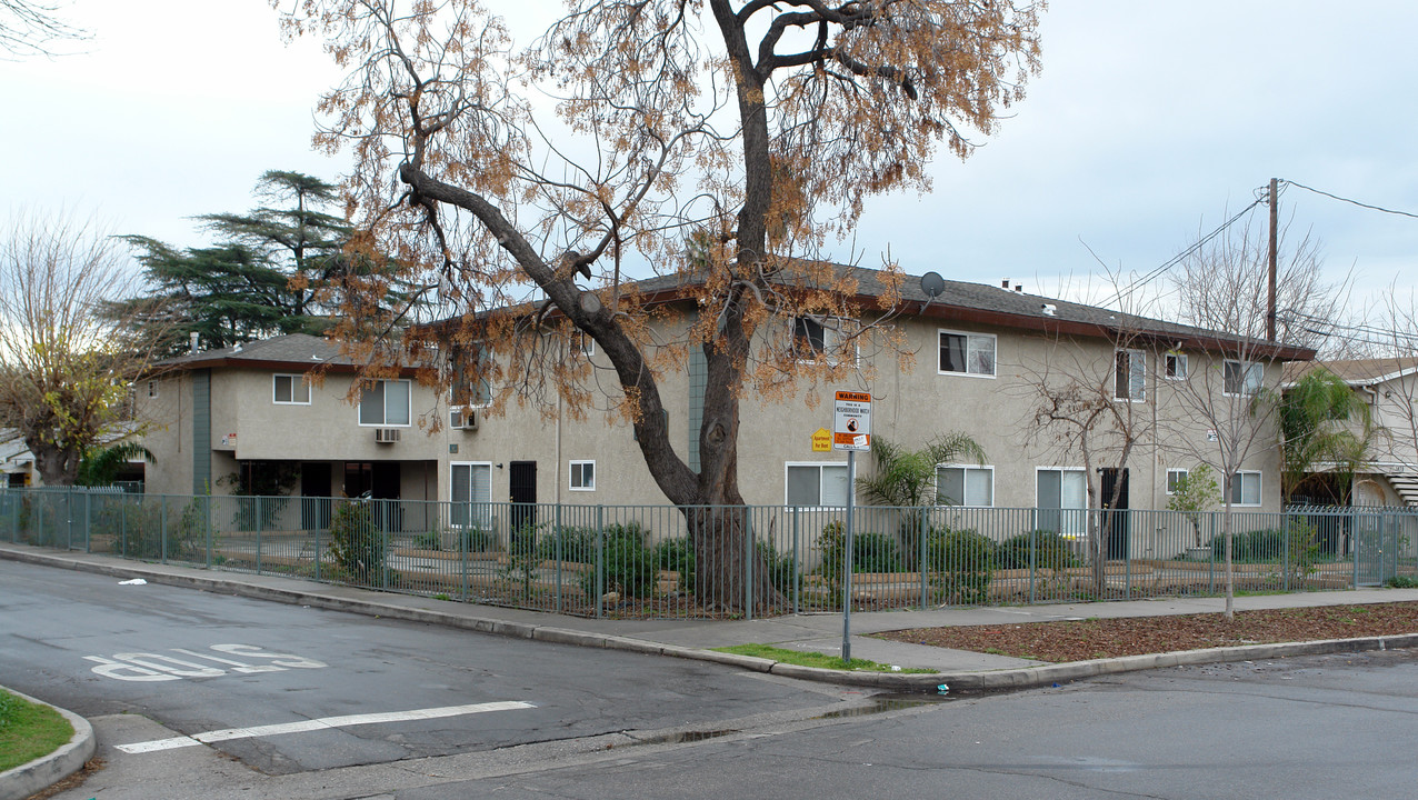 163 E 15th St in San Bernardino, CA - Building Photo