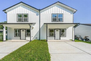 5317 Chennault Rd in Houston, TX - Building Photo