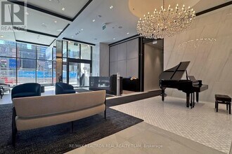 8 Wellesley St W in Toronto, ON - Building Photo - Building Photo