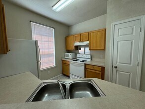 9157 Lee Vista Blvd in Orlando, FL - Foto de edificio - Building Photo