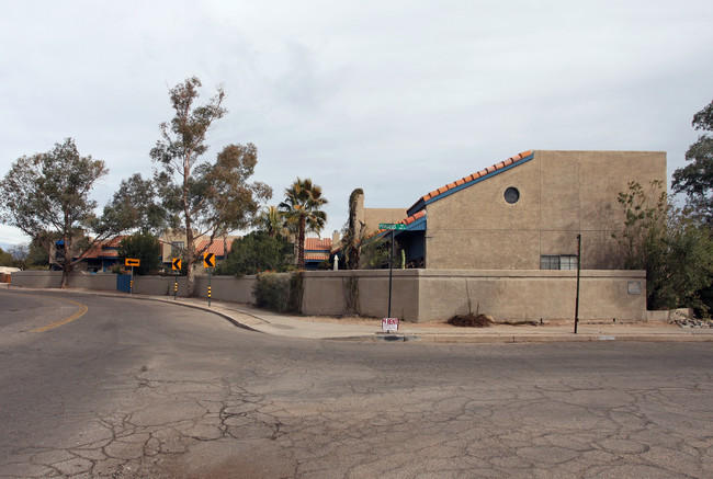 East Elm Place in Tucson, AZ - Foto de edificio - Building Photo