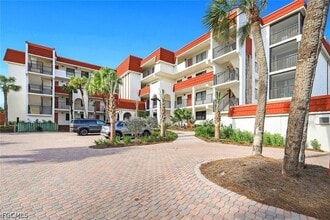 2445 W Gulf Dr, Unit 32E in Sanibel, FL - Foto de edificio - Building Photo