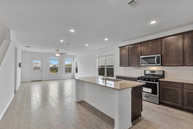 9658 Caney Trails Rd in Cut And Shoot, TX - Foto de edificio - Building Photo