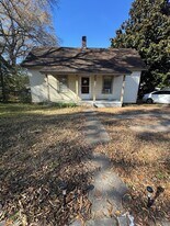 111 Wright St in Laurens, SC - Building Photo