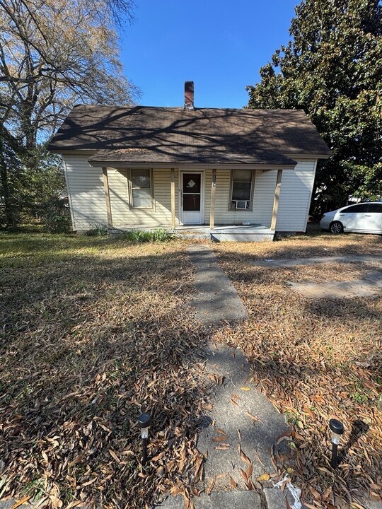 111 Wright St in Laurens, SC - Building Photo