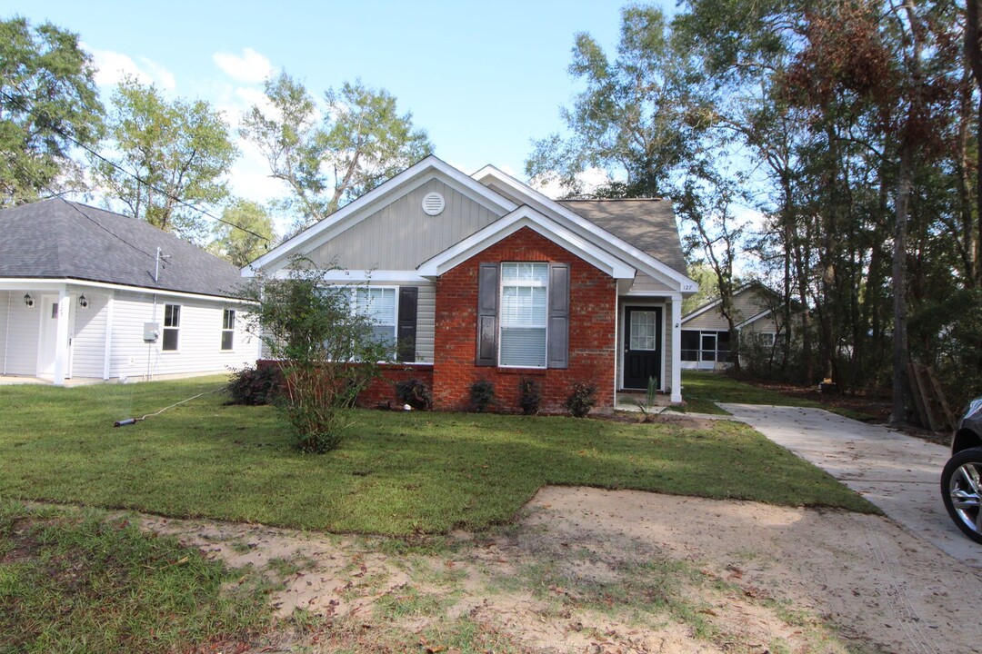 127 Lance Ln in Crawfordville, FL - Foto de edificio